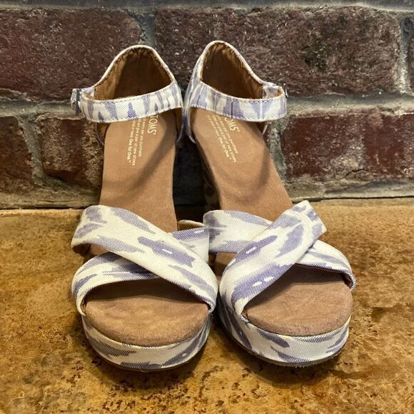 TOMS Sienna blue and white tribal ikat print platform wedge‎ sandals - Picture 4 of 9